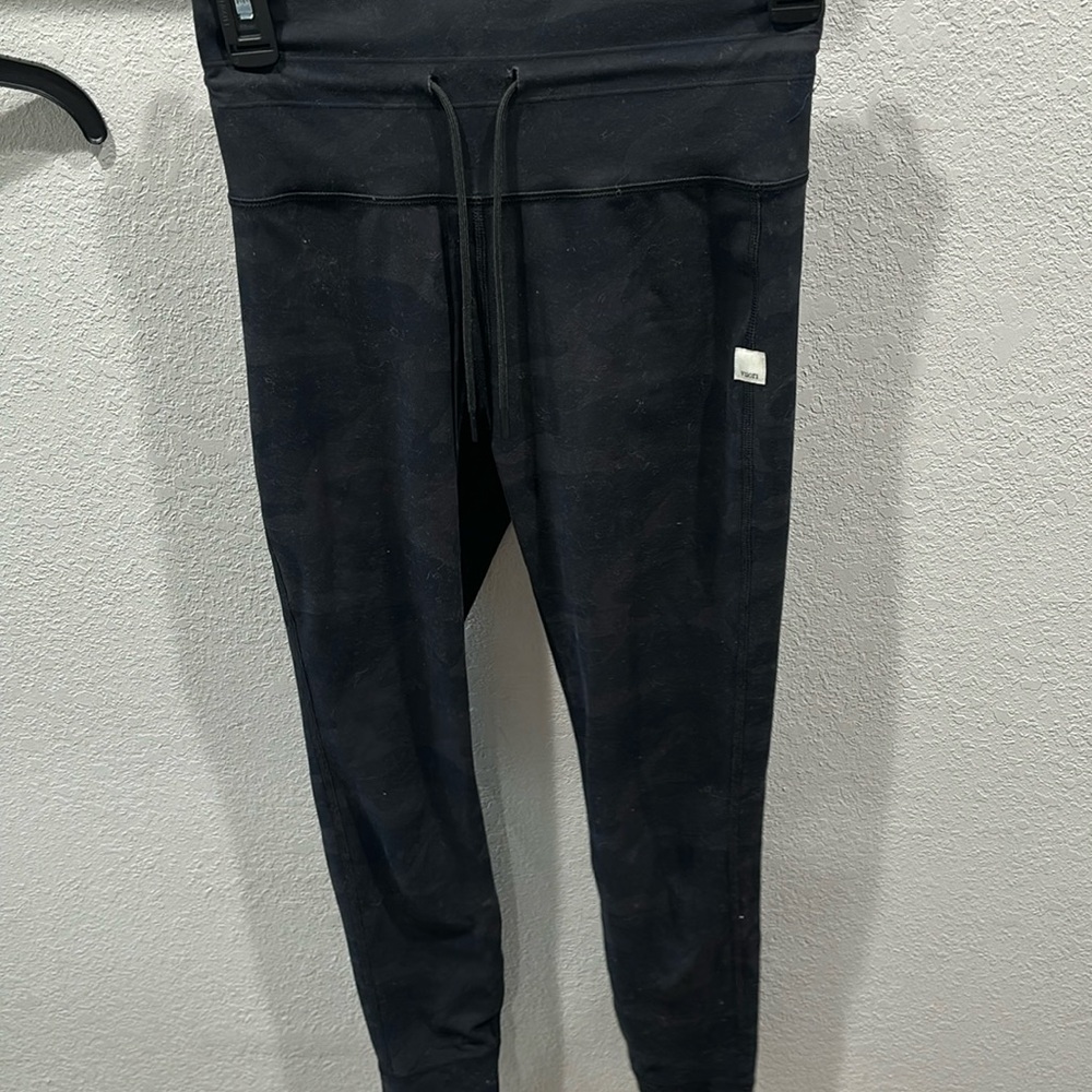 Vuori dark camo leggings. with drawstring. Size small.